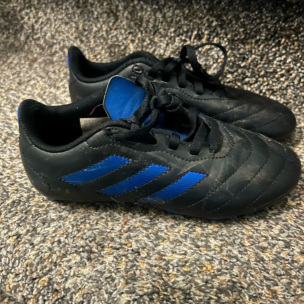 Adidas soccer cleat’s size 2. In good condition. Black and blue. Big kids.